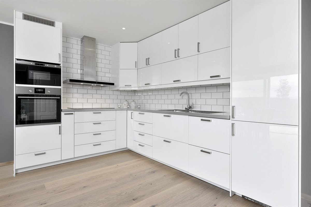 Kjøkkenet er stilrent og lekkert med takhøy innredning fra Ikea. Galleribilde