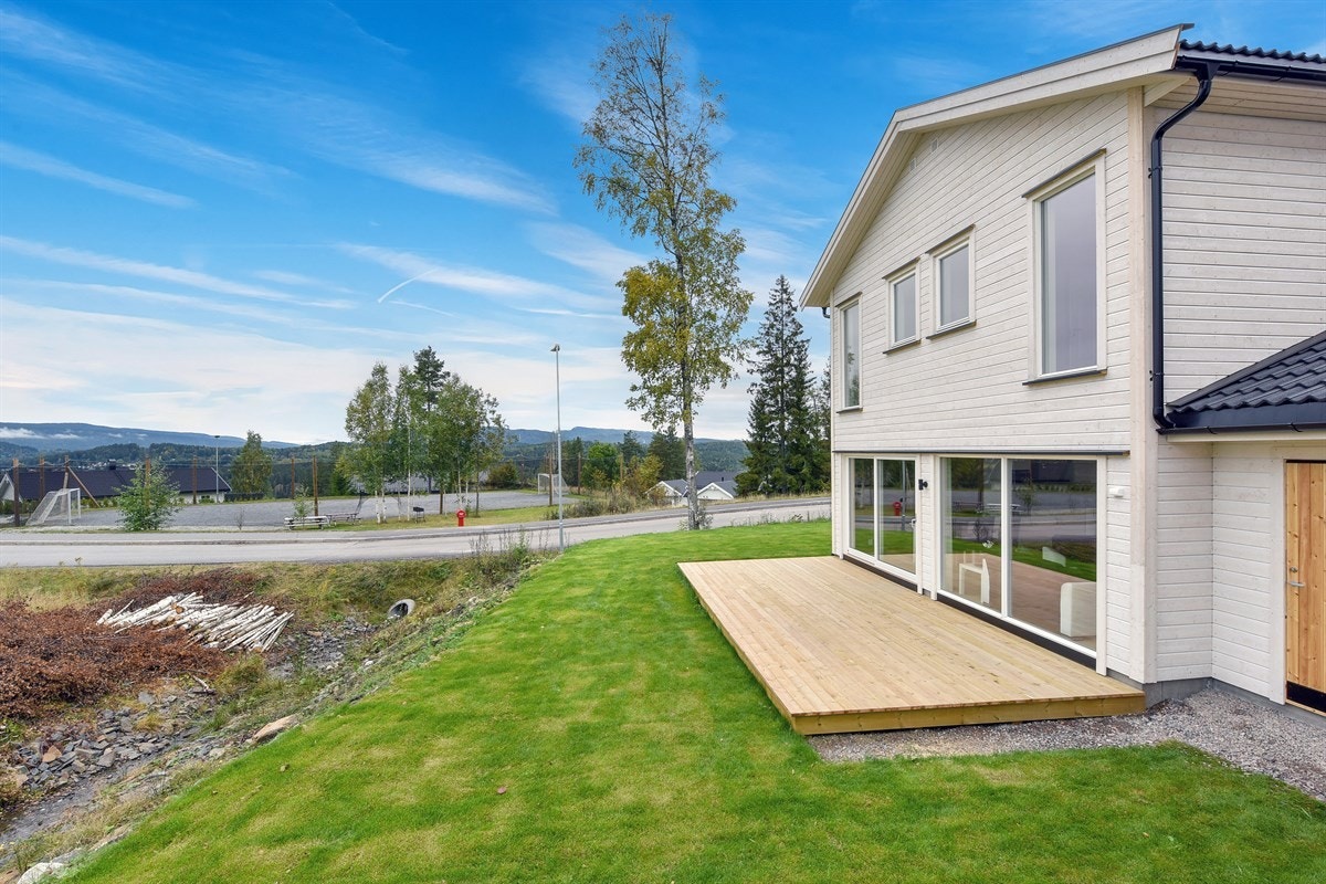 Eiendommen har gangavstand til Enger barneskole og Søndre Modum ungdomsskole. Galleribilde