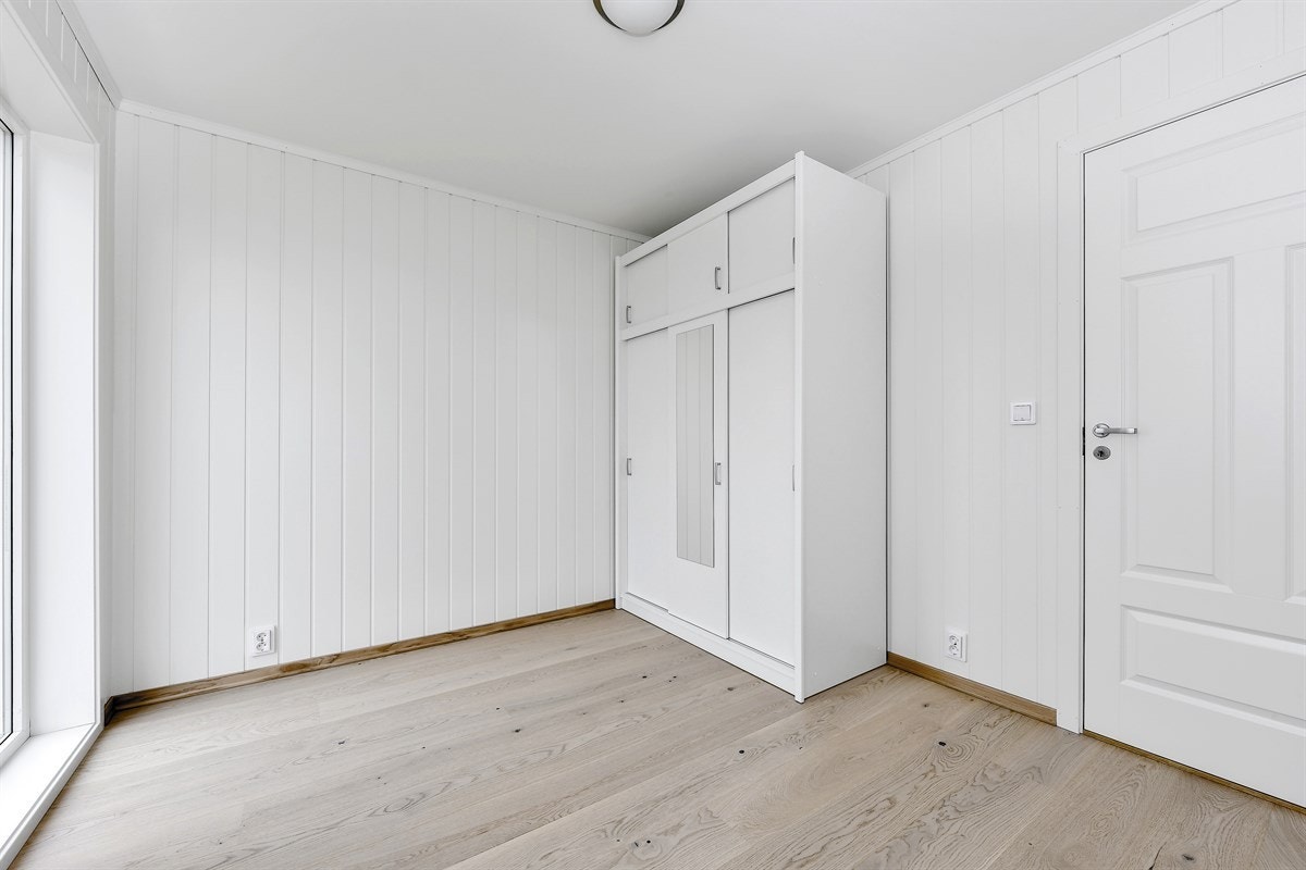 Alle soverommene har lyse parkettgulv, tidsmessige fargevalg og store garderobeskap. Galleribilde