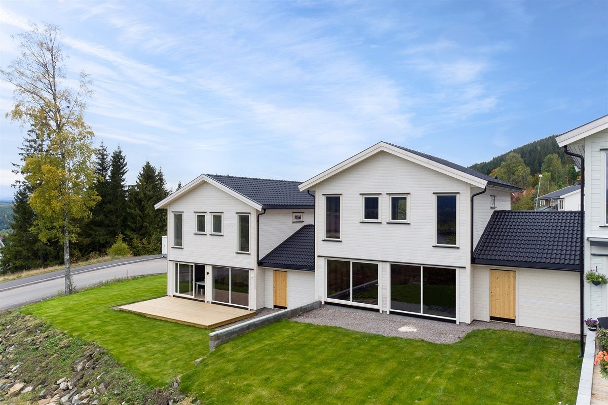 Området gir mulighet for offentlig kommunikasjon via buss og tog, hvorav nærmeste holdeplass er Grønlund som ligger ca. 900 meter fra boligen. Galleribilde