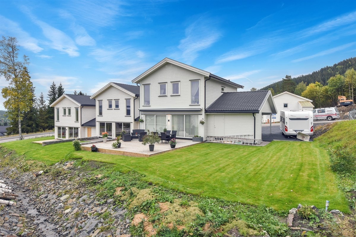 Friggsvei 50 er en svært attraktiv kjedet enebolig over to plan. Eneboligen ble oppført i 2017 ligger flott til i ende av rekke, i et svært populært og barnevennlig bomiljø. Galleribilde