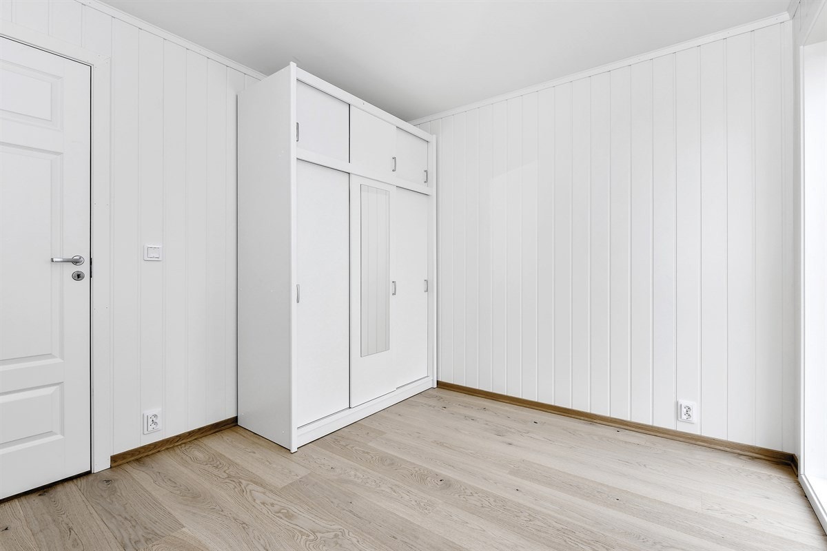 Store skap til soverom gir gode muligheter for oppbevaring. Galleribilde