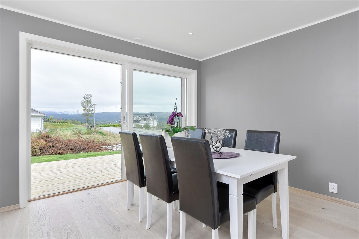 I tillegg er det utgang til en stor markterrasse. Galleribilde