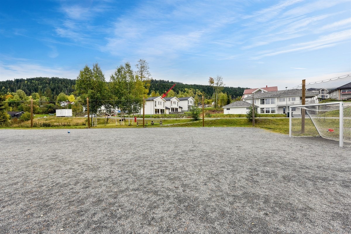 Det befinner seg en fotballbane på boligfeltet. Galleribilde