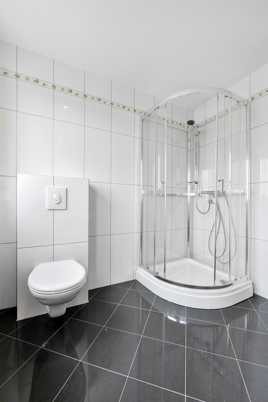 Badet er innredet med dusjkabinett. Galleribilde