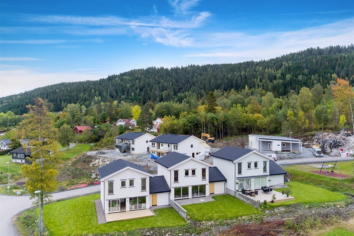 Eiendommen har nærhet til marka med flotte tur- og friluftsområder, samt kort vei til bademuligheter ved Embretsfoss. Galleribilde