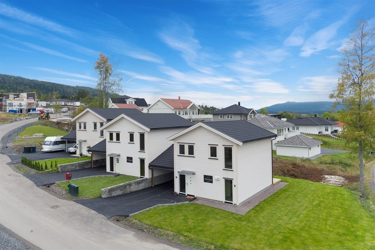 Eneboligen har en asfaltert gårdsplass, forstøtningsmur og hage med fine plenareal. Galleribilde