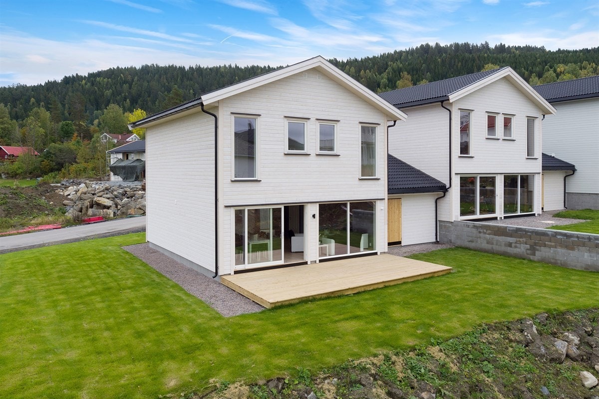 Helt ny og innholdsrik enebolig i rekke over med høy standard, flott planløsning og gode lysforhold. Galleribilde