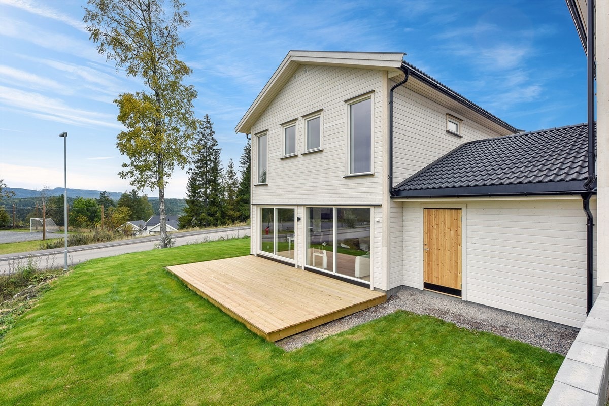 Med bil tar det ca. 2 min til Åmot, 33 min til Drammen 39 min til Hønefoss, 50 min til Sandvika og 63 min til Oslo S. Galleribilde