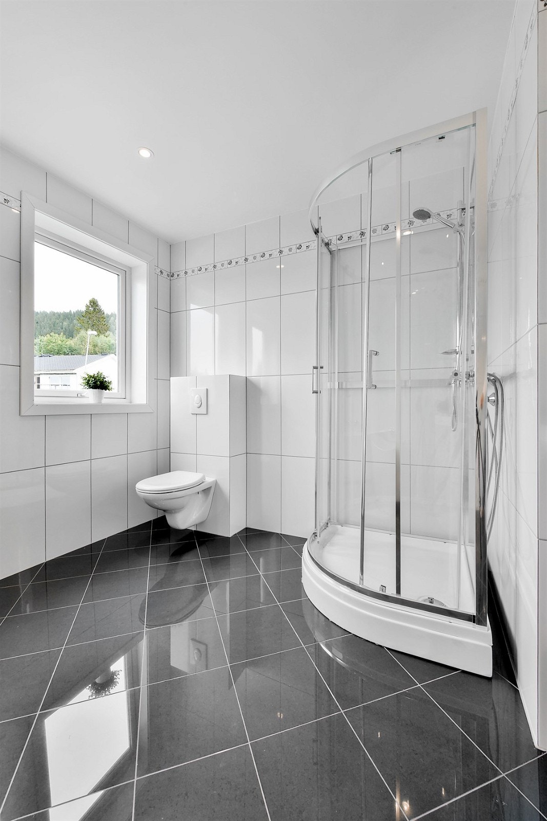 Badet er innredet med veggmontert toalett. Galleribilde