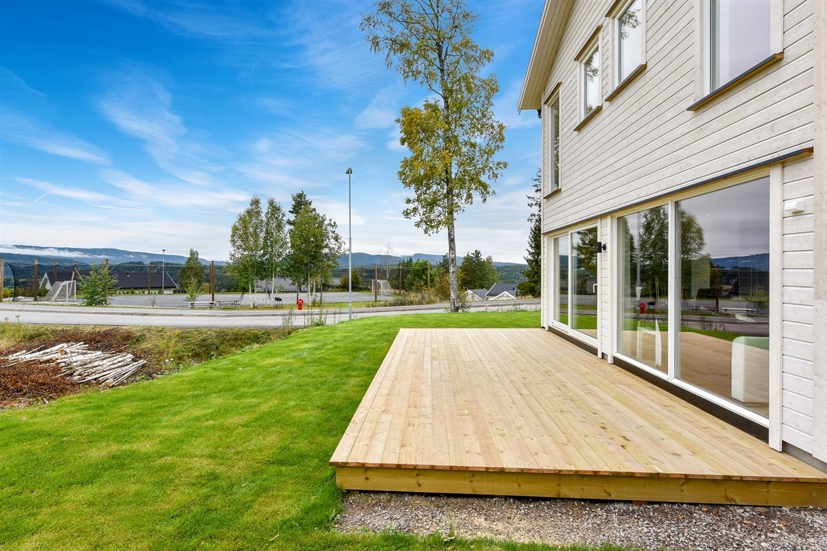 Det er også gangavstand til Rosthaug videregående skole og Mælumenga barnehage ligger kun et steinkast unna. Galleribilde
