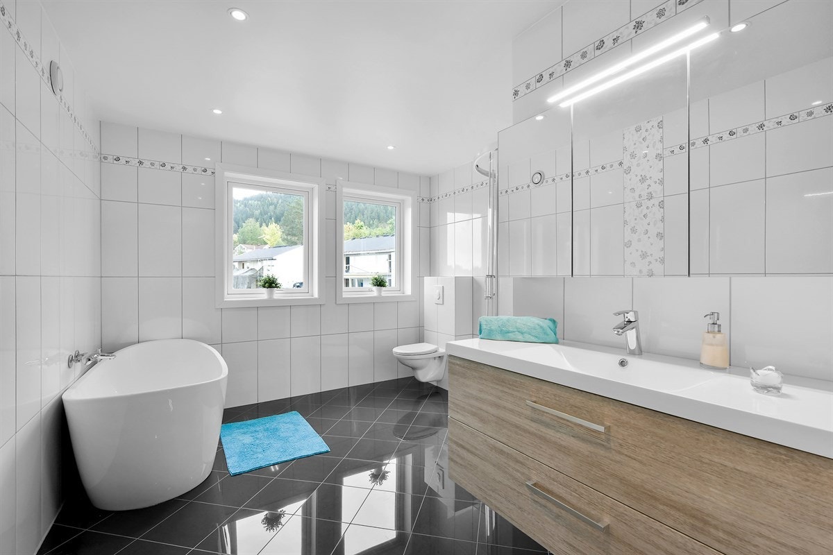 Badet er innredet med et lekkert badekar. Galleribilde