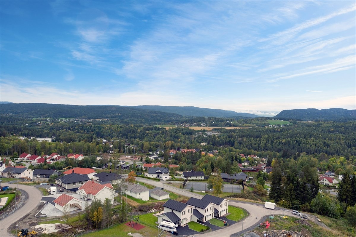 Eiendommen ligger ca. 5 min unna Furumo Idrettspark med turløyper, svømmehall, friidrett og kunstisbane. Galleribilde
