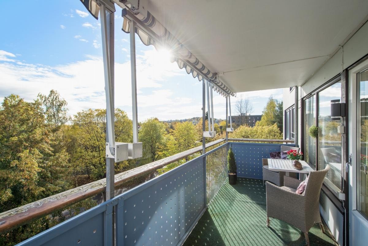 Stor fin terrasse med hyggelig balkong. Galleribilde