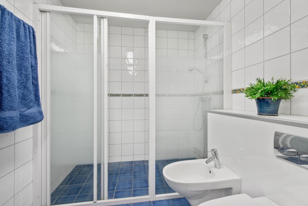 Stort og tivelig dusjbad med wc, bidè og fin skapinnredning. Galleribilde