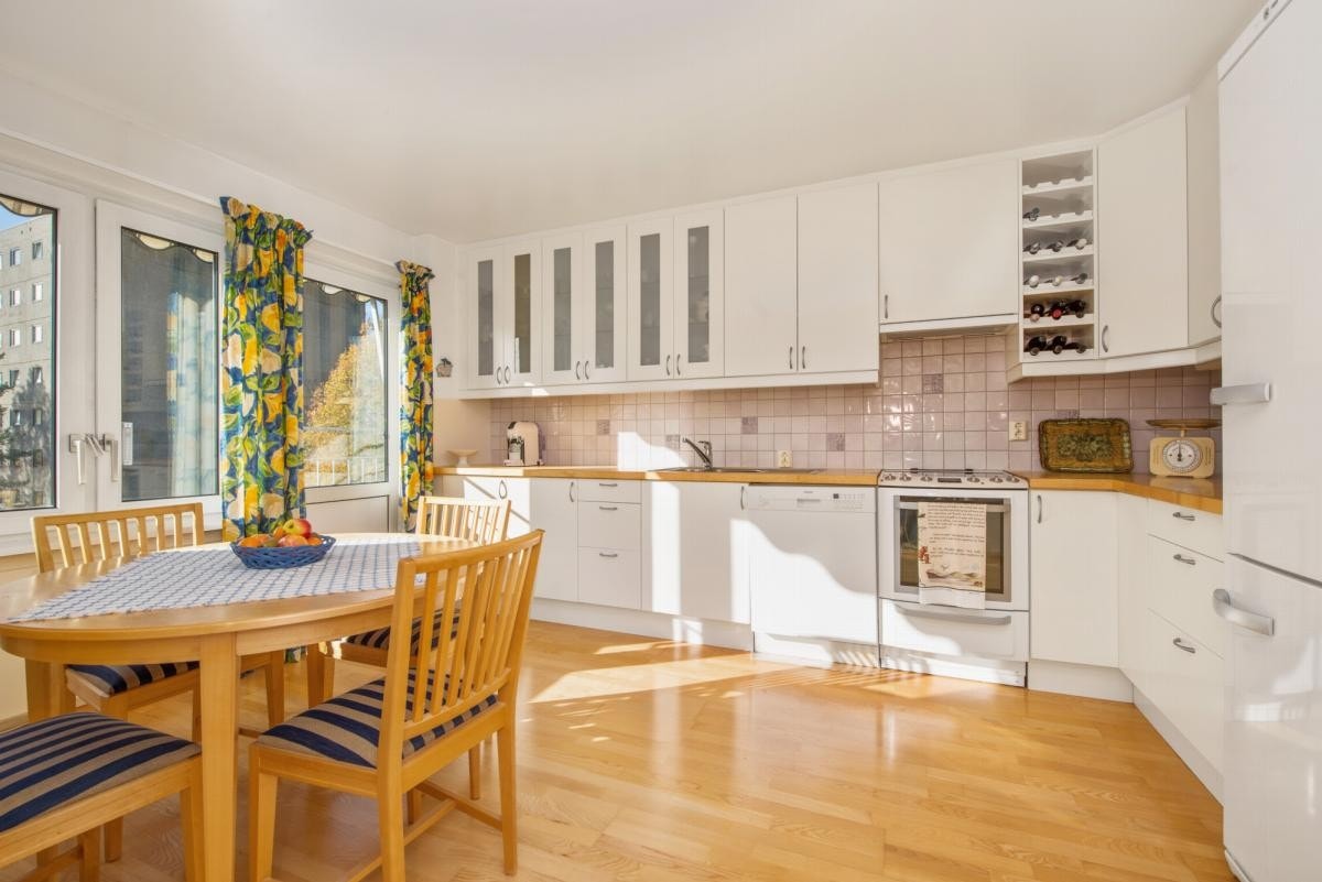 Lyst trivelig kjøkken med meget god skapplass. Galleribilde