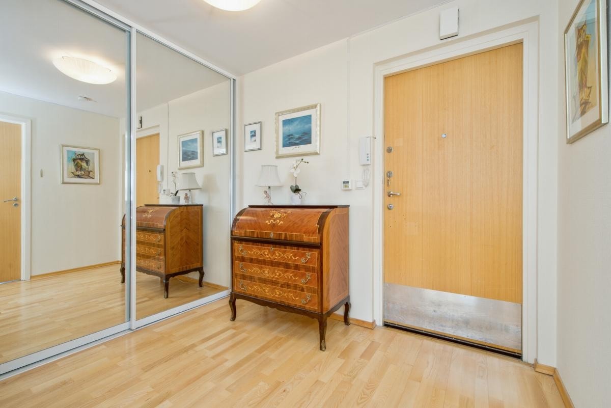 Romslig entrè med flott skyvedørgarderobe. Galleribilde