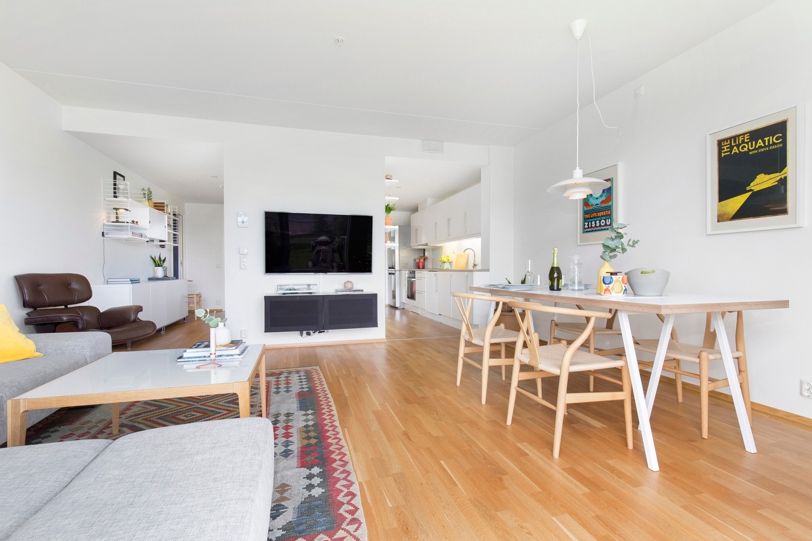 Vannbåren varme i gulv og balansert ventilasjon med varme-gjennvinner sikrer god luftkvalitet og inneklima. Galleribilde