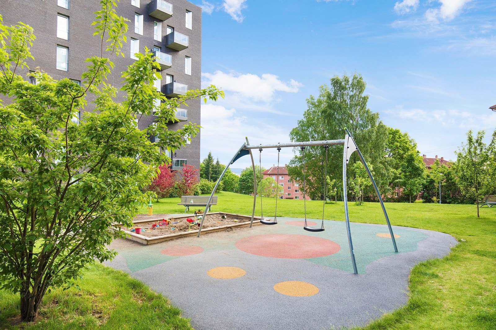 Fellesarealene er pent opparbeidet med frodige grøntarealer, beplantning, sittegrupper og lekeplasser til stor glede for de minste. Galleribilde