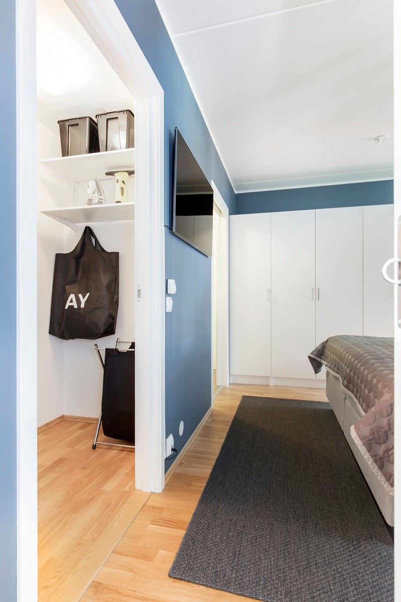 I tilknytning til hovedsoverommet har man to praktiske rom som egner seg perfekt som et lite Walk in closet, bod og kontor. Galleribilde