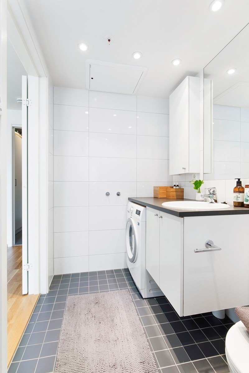 Baderommet har opplegg for vaskemaskin. Varmekabler i gulv og downlights belysning i tak. Galleribilde