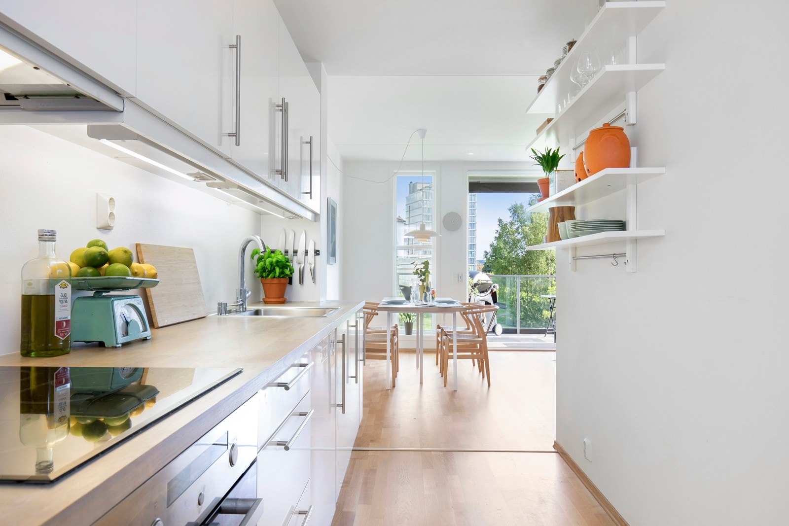 Delikat og stilrent kjøkken fra HTH. Kjøkkeninnredningen består av glatte fronter, heltre benkeplate med innfelt servant. Integrerte hvitevarer som komfyr, keramisk platetopp og oppvaskmaskin. Frittstående kjøl og fryseskap. Galleribilde