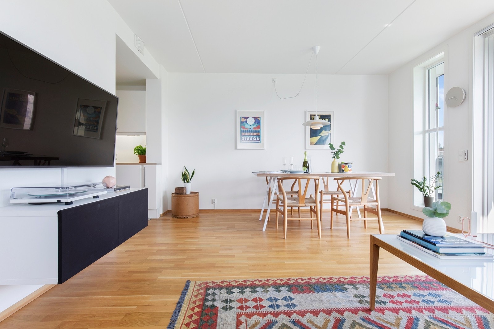En romslig stue med godt med plass for både spisebord og sofagruppe Galleribilde