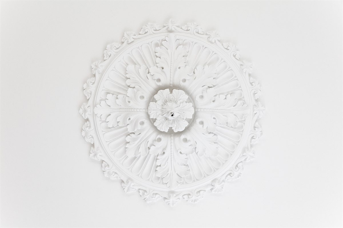 Rosett og stukkatur finner vi i flere av rommene i leiligheten Galleribilde