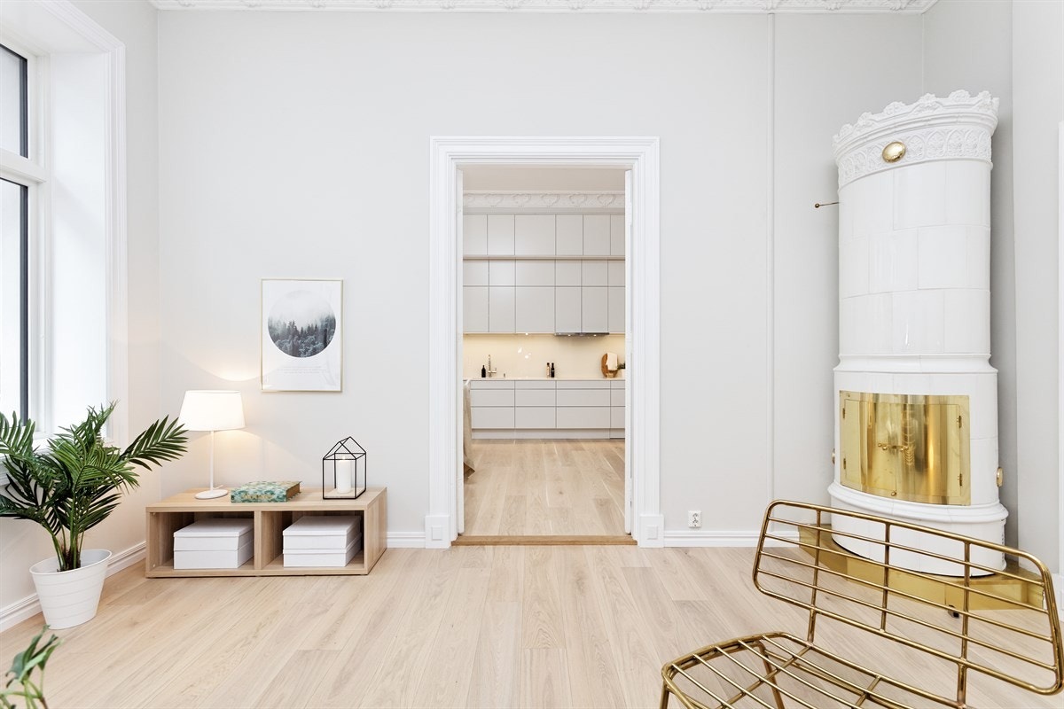 Stuen har enkel tilgang fra kjøkkenet gjennom de doble fløydørene Galleribilde