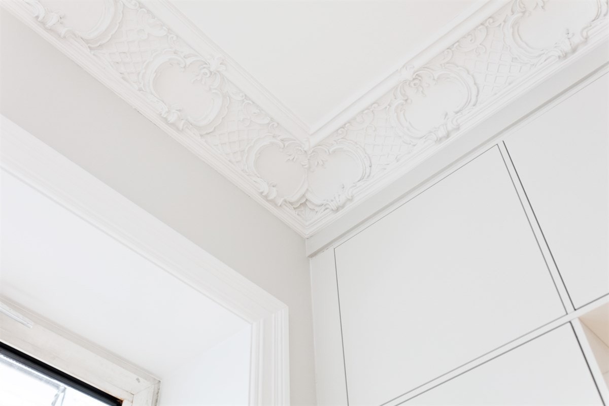 Rosett og stukkatur finner vi i flere av rommene i leiligheten Galleribilde