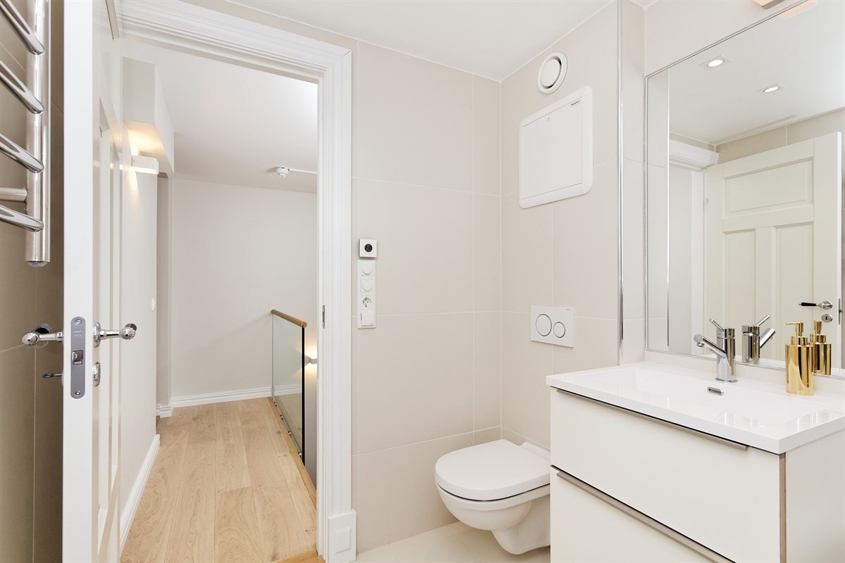 Vegghengt klosett og flott innredning preger badet Galleribilde