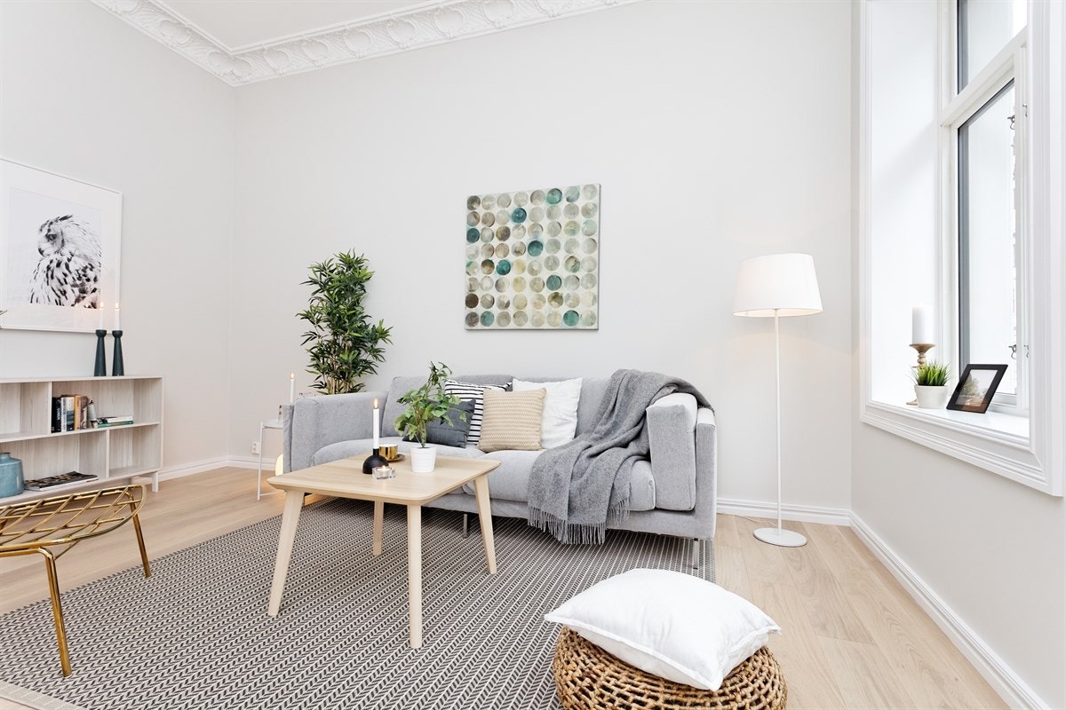 Vinduene i stuen gir fint med lysinslipp Galleribilde