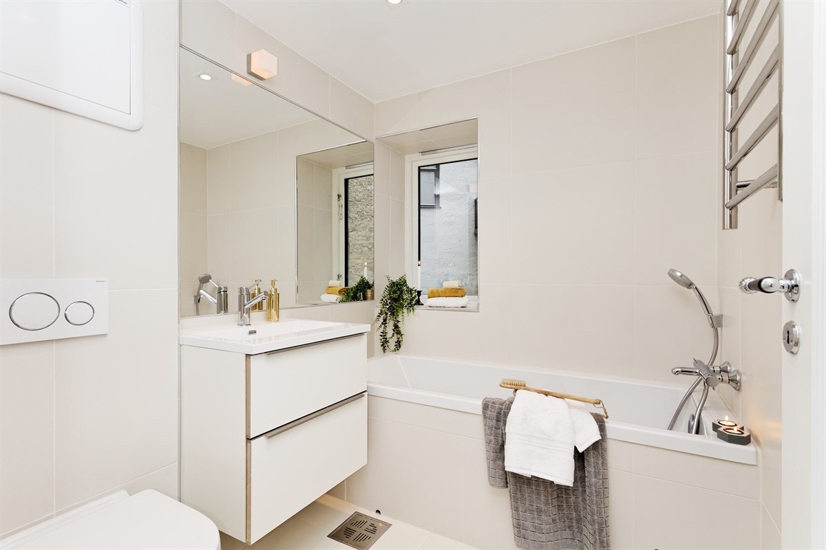 Lekkert bad med store og moderne fliser Galleribilde