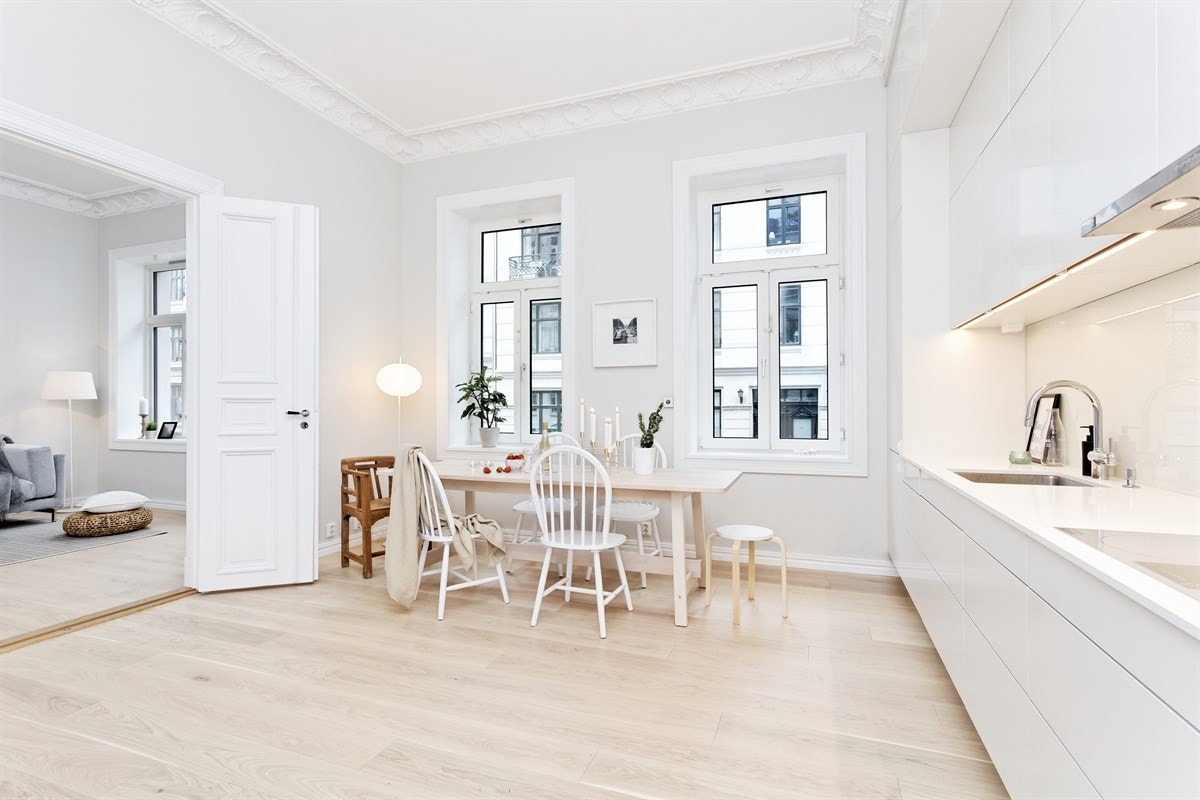 Kjøkkenet har rikelig med skap plass Galleribilde