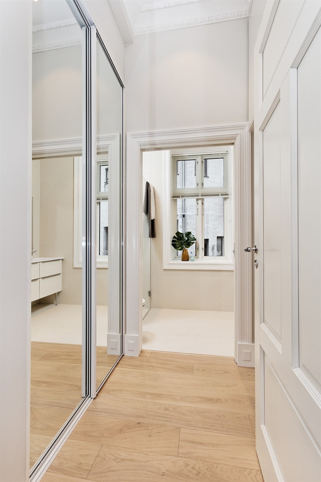 Skyvedørsgarderober med speil som har rikelig med oppbevaringsplass Galleribilde