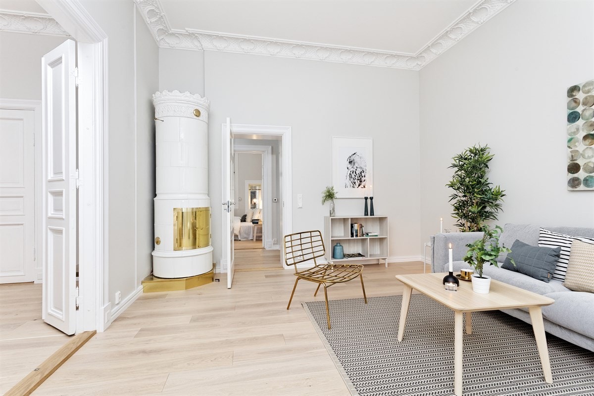 Stuen har en flott Karl Johan kakkelovn Galleribilde