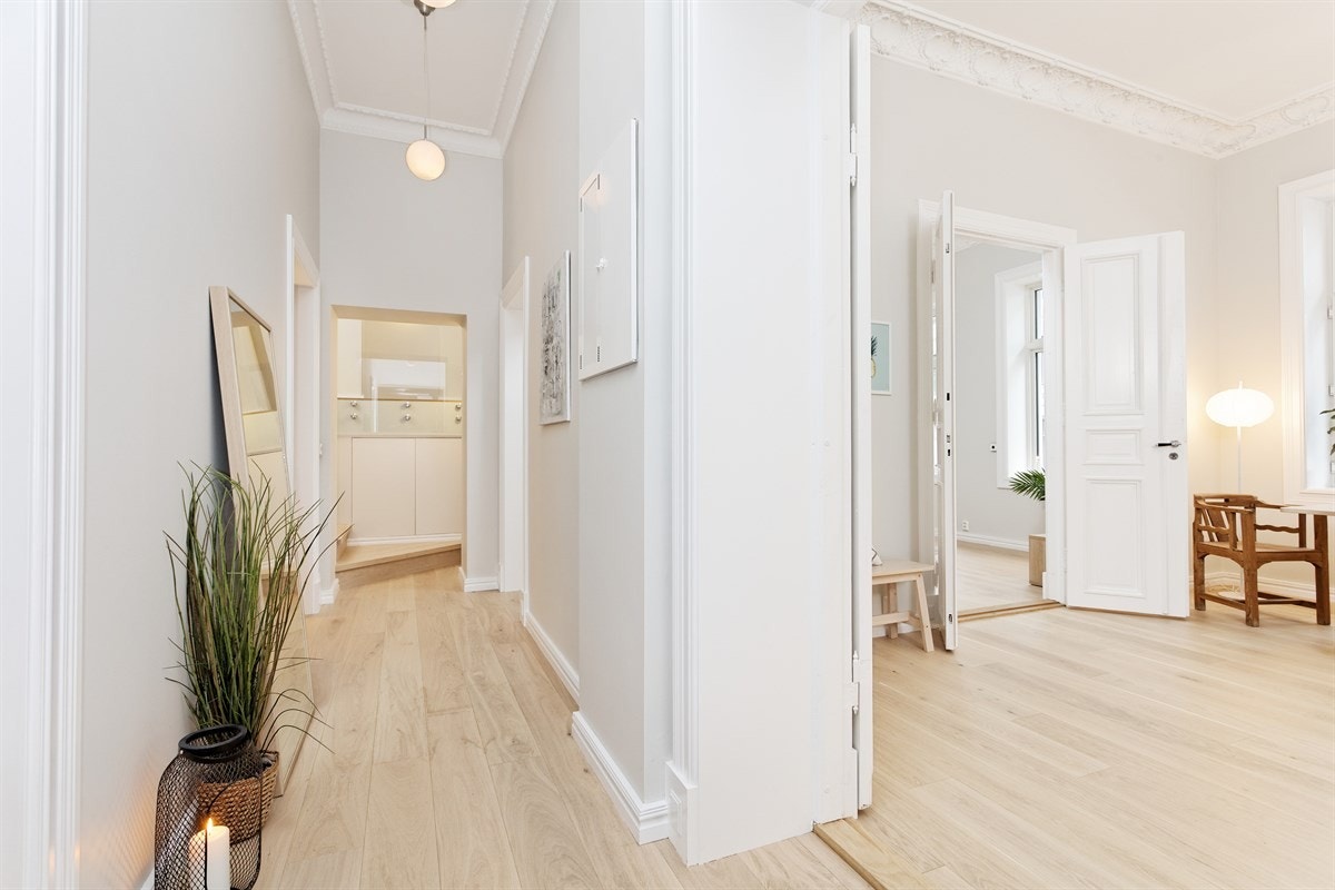 Langstrakt gang Galleribilde