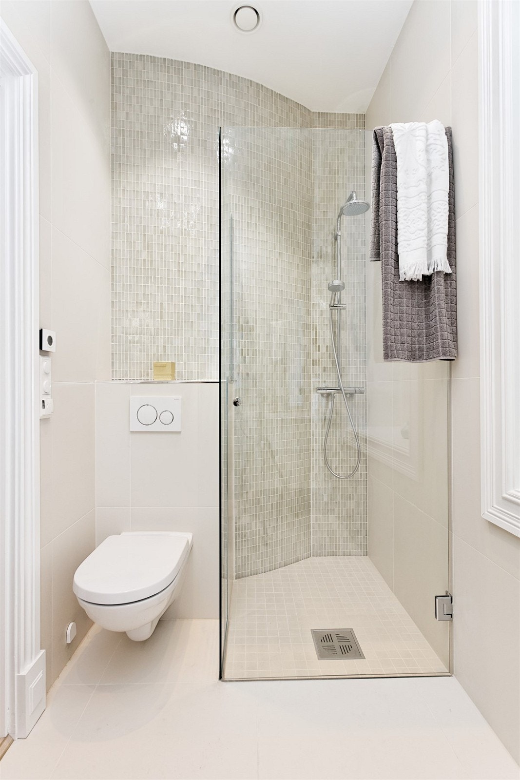 Flotte dusjdører og vegghengt toalett Galleribilde