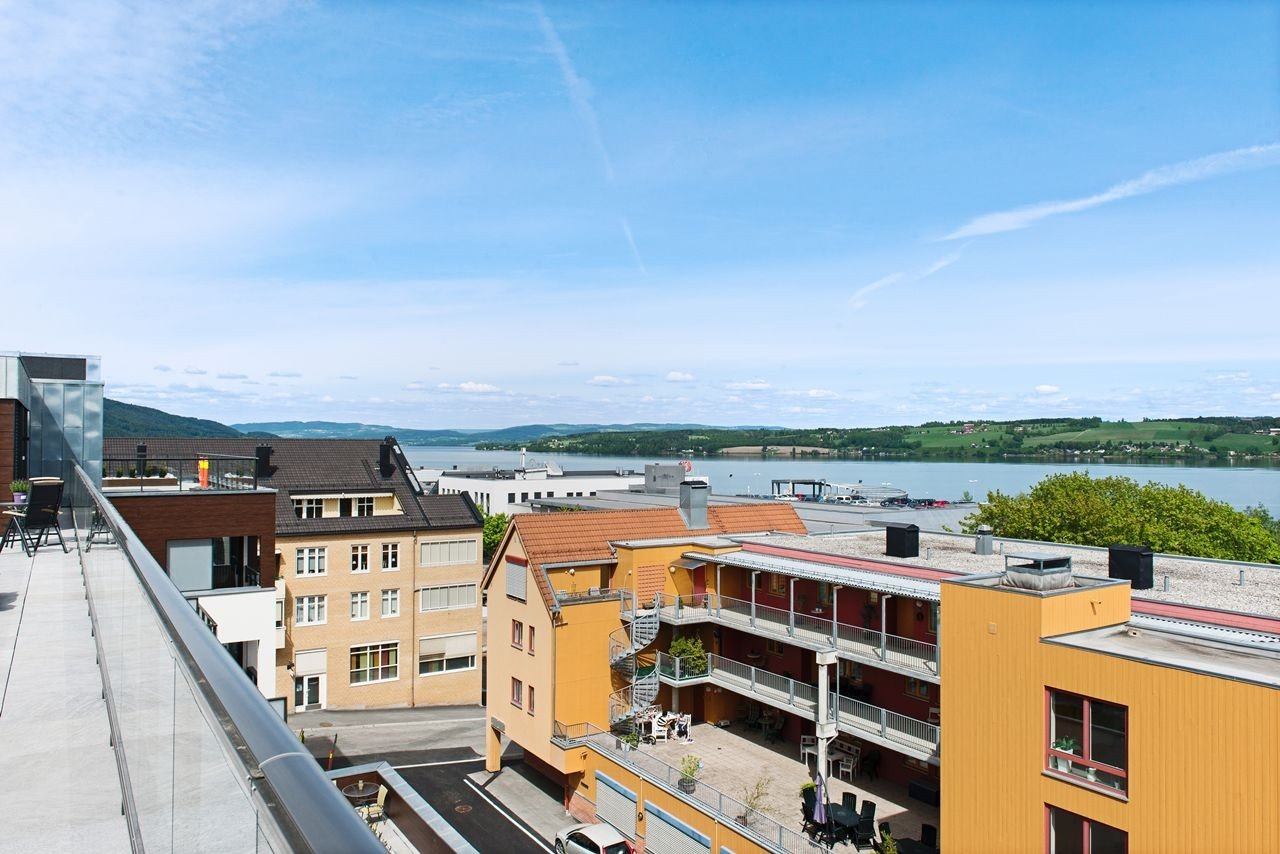 Solrik felles takterrasse med utsikt mot Mjøsa Galleribilde