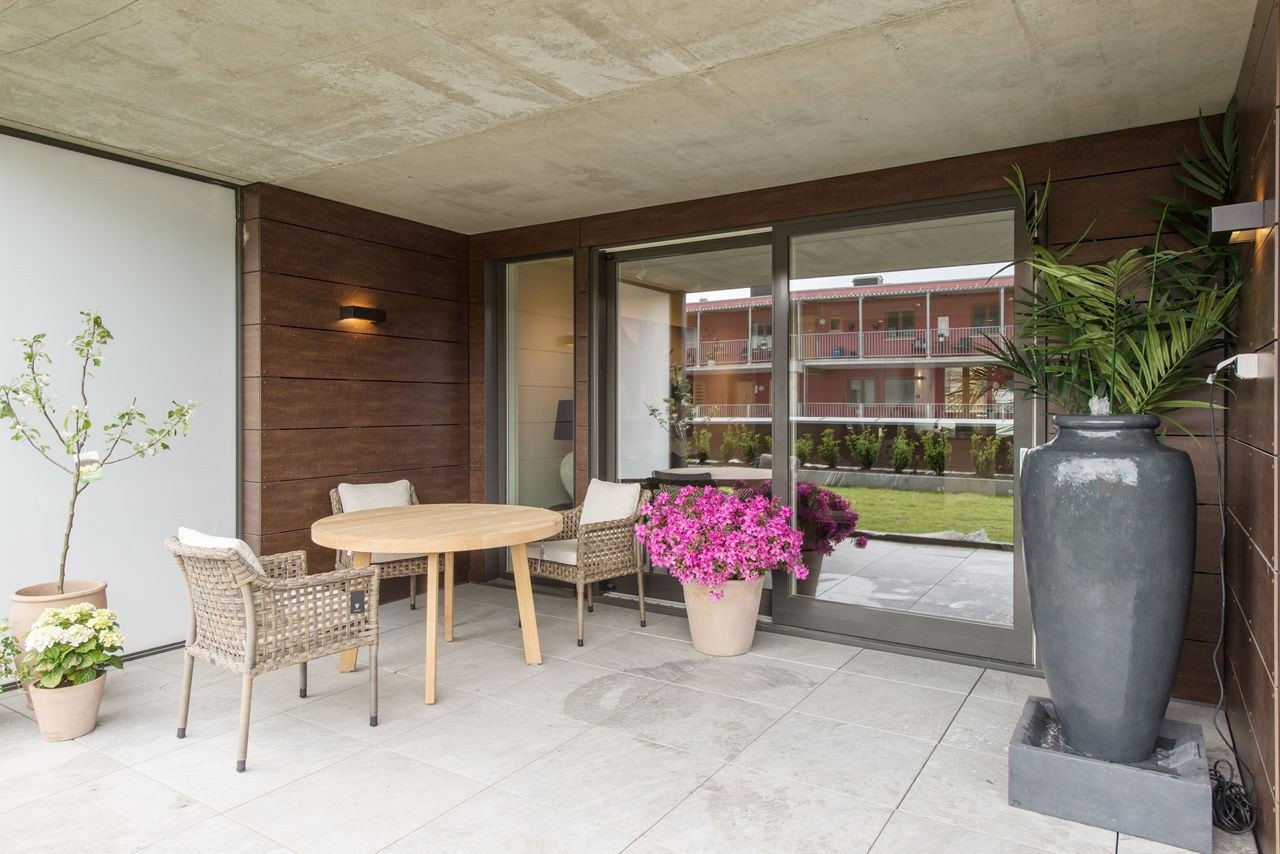 Nydelig overbygd østvendt terrasse med adkomst fra stuen Galleribilde