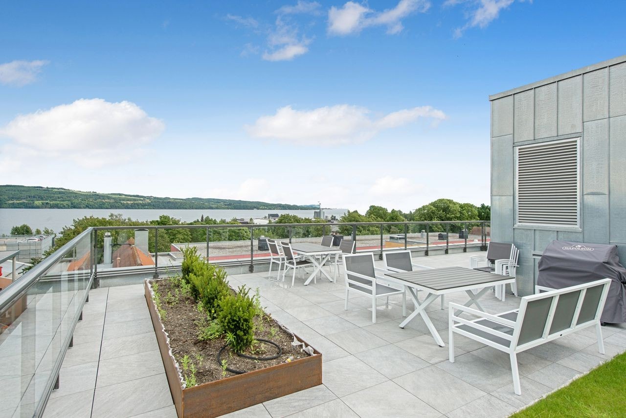 Nydelig takterrasse med sittegrupper og grill Galleribilde