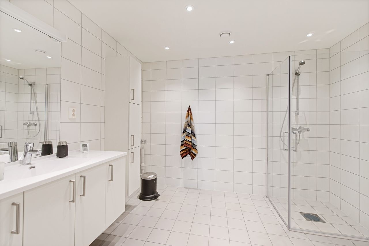 Leiligheten har to lekre flislagte bad med alle fasiliteter Galleribilde