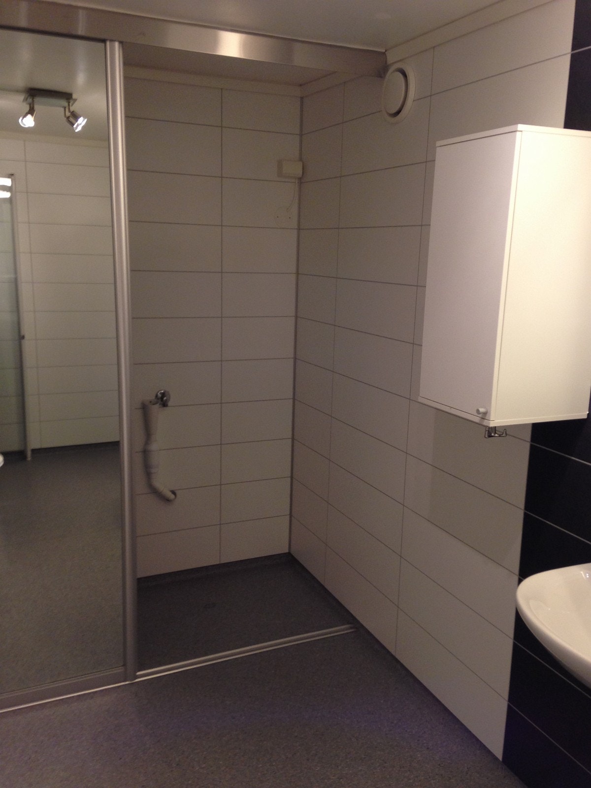 Plass til tørke/vaskemaskin bak speilskyvedører Galleribilde