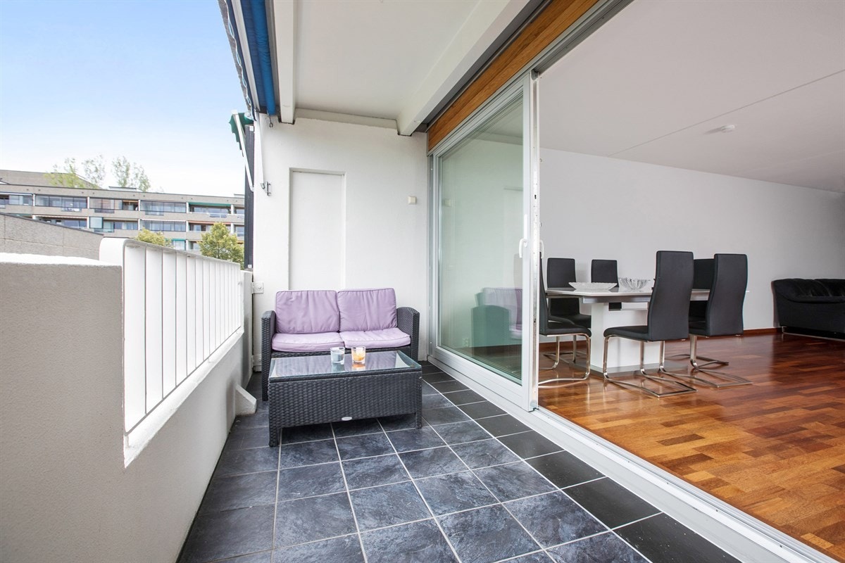 Balkongen er på 10 kvm vestvendt med kveldssol. Det er fliser på gulv. Markise. Galleribilde