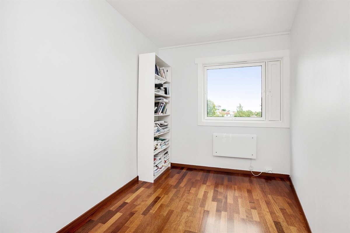 Soverom 2. Det er nyere vinduer i alle soverom Galleribilde