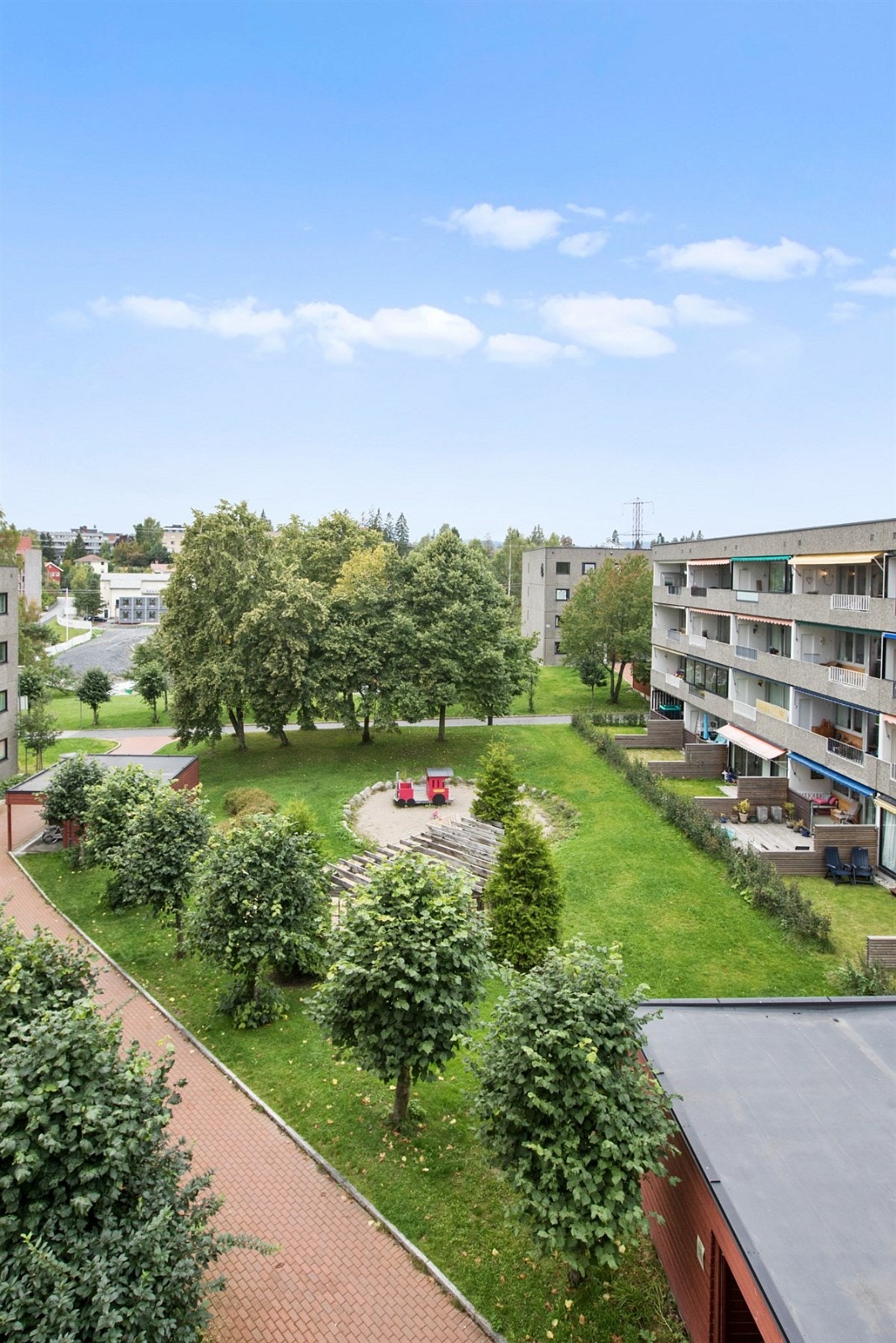 Balkongen ligger vestvendt med hyggelig utsyn over fellesarealer Galleribilde