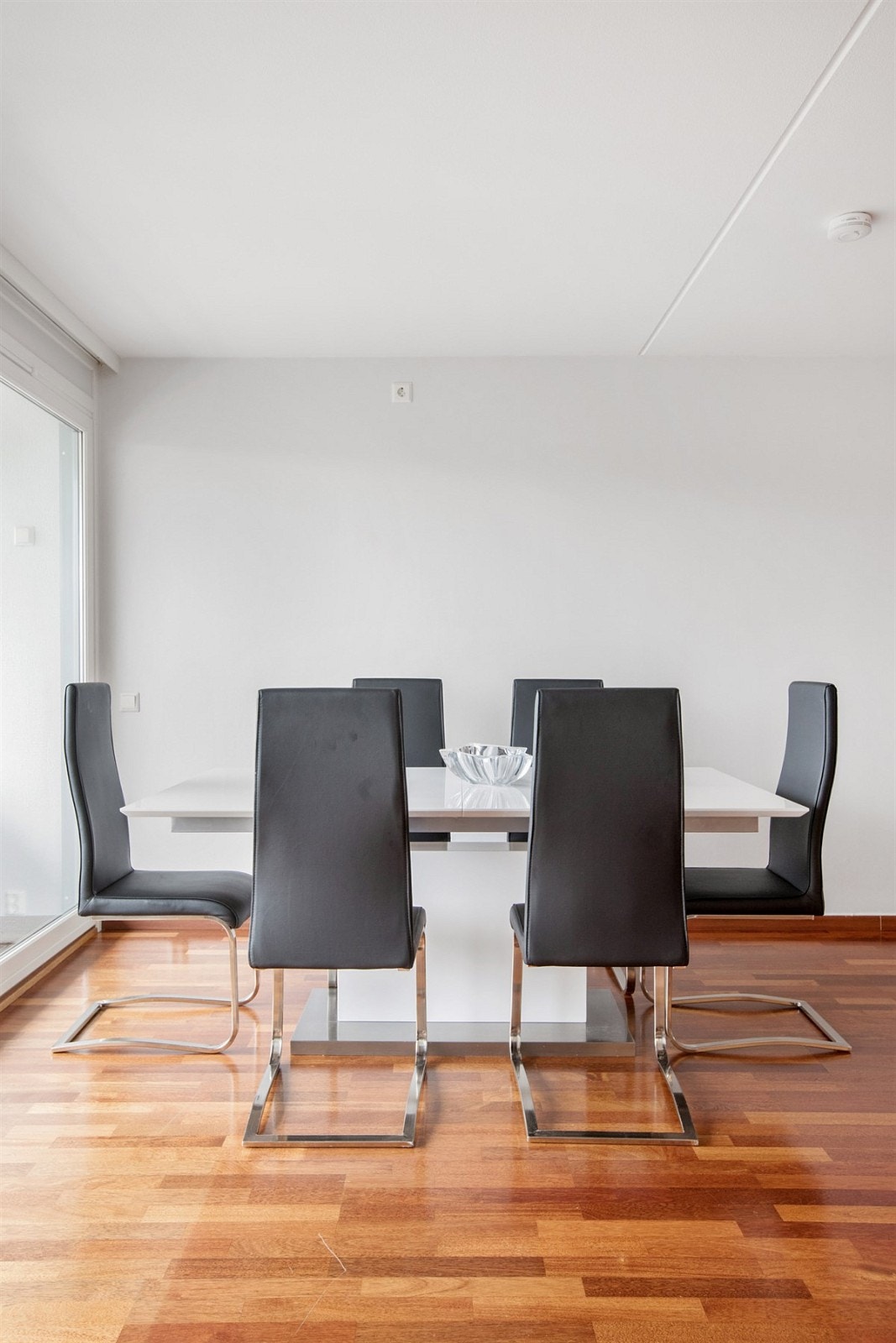 Stue med meget god plass til langt spisebord Galleribilde