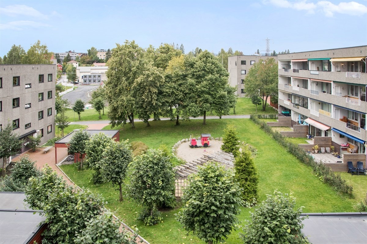 Balkongen ligger vestvendt med hyggelig utsyn over fellesarealer Galleribilde