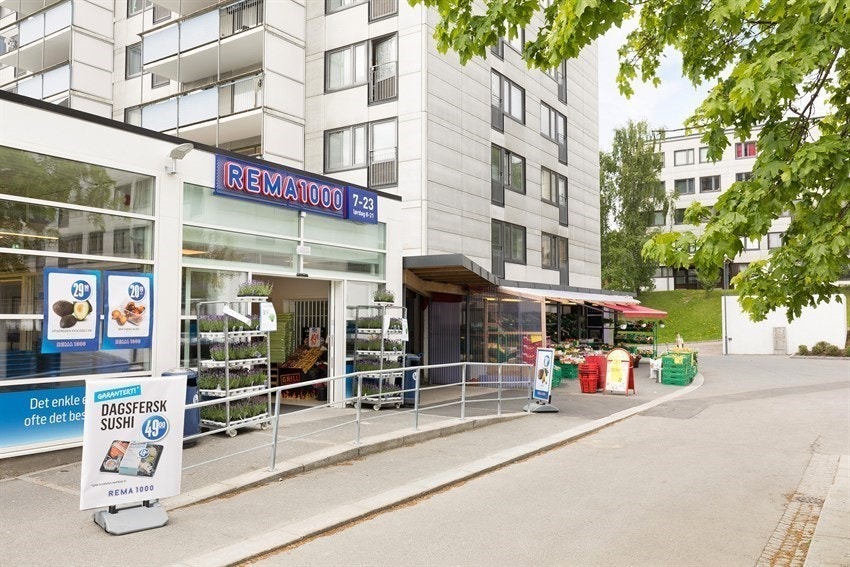 Rema 1000 er kun 3 minutter unna leiligheten. Åpent til 23 på hverdager og 21 på Lørdag Galleribilde