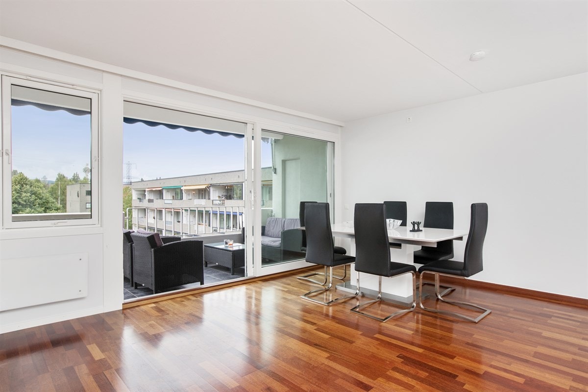 Stue med utgang til balkong på 10 kvm. Ettermiddagssol og kveldssol Galleribilde